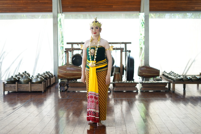 Costume for gambyong pareanom which includes mekak, sampur and jaman.  Mekak is the green top used to cover the torso of the dancer