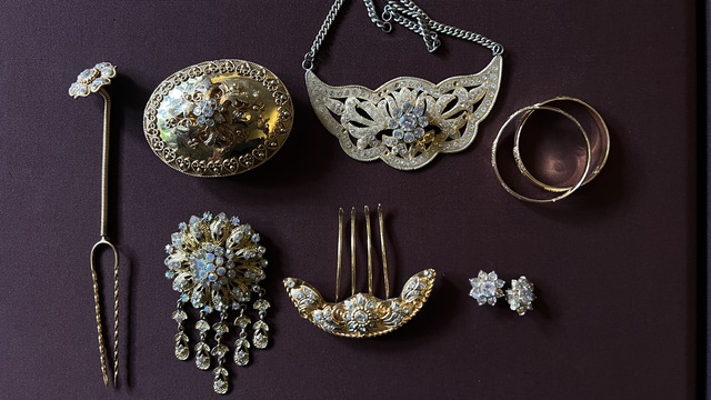 A collection of jewelry worn in many female Javanese dances, including gambyong. Cundhuk jungkat is the tiara on the bottom row, second from the right.