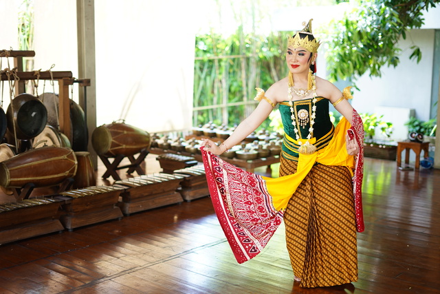 Costume for gambyong pareanom which includes batik fabric with parang pattern that covers the dancer's legs. Batik is the fabric that covers the legs of the dancers. This batik uses a design called parang lasem.